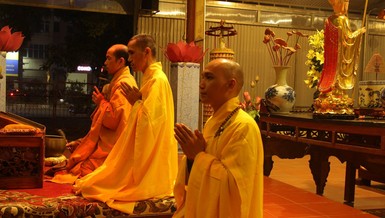 Chư tôn đức niêm hương, bạch Phật và đảnh lễ Tam bảo tại buổi lễ