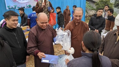Thượng tọa Thích Thanh Phong trao quà tại điểm trường Kho Là, xã Minh Sơn, huyện Bắc Mê, Hà Giang