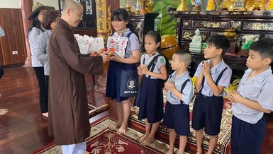 Các đoàn sinh nhận quà tết từ Đại đức Thích Thông Đạo