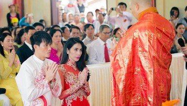Cầu thủ Công Vinh và ca sĩ Thủy Tiên làm lễ hằng thuận, cam kết xây dựng hạnh phúc gia đình theo lời Phật dạy