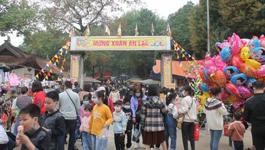 Người dân về hội chùa Trăm Gian