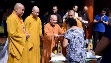 Hòa thượng Thích Thiện Nhơn, Chủ tịch Hội đồng Trị sự trao quà đến các hộ nghèo