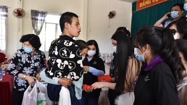 Trao 100 phần quà đến các em nhiễm chất độc da cam, người già neo đơn - Ảnh: T.Toàn