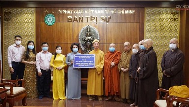 Trưởng lão Hòa thượng Thích Trí Quảng đại diện Phật giáo TP.HCM trao 1 tỷ đồng đến bà Tô Thị Bích Châu