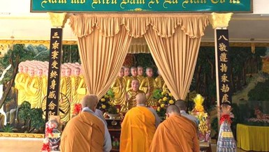 Chư Ni Phân ban Ni giới Phật giáo tỉnh BR-VT niêm hương tưởng niệm tại chùa Tịnh Quang, huyện Châu Đức