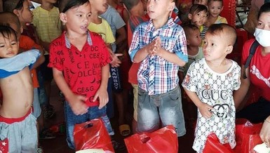 Ban Từ thiện thiền viện Vạn Hạnh trao quà cho các em được nuôi dưỡng tại Mái ấm Mây Ngàn - Ảnh: Phạm Dũng
