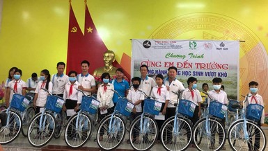 Trao tặng tổng cộng 200 chiếc xe đạp cho học sinh nghèo vượt khó học giỏi