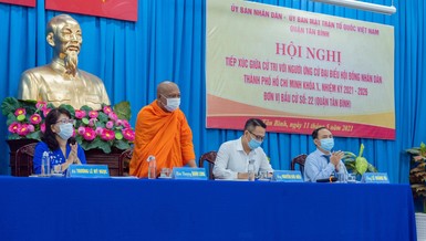 Hòa thượng Danh Lung tiếp xúc giữa cử tri, tại đơn vị bầu cử 22, quận Tân Bình - Ảnh: Đăng Huy