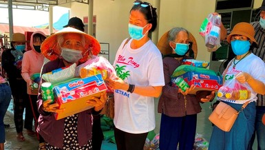 Tặng quà cho đồng bào dân tộc nghèo xã Cam Thịnh Đông, Cam Ranh