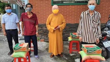 Thượng tọa Thích Duy Trấn trao những phần tiếp sức, ấm lòng trong lúc dịch diễn biến phức tạp và căng thẳng 
