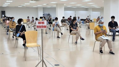 Người dân chờ theo dõi sau khi tiêm vắc-xin - Ảnh: HCDC