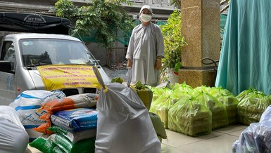 Chùa Pháp Võ trao tặng 700 phần quà tại khu cách ly, phong tỏa TP.HCM - Ảnh: CTV
