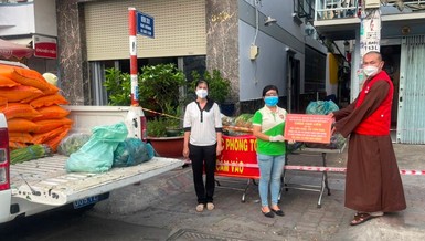 Chùa Vạn Liên tiếp tục hỗ trợ bà con đang cách ly, phong tỏa tại phường 8, quận 8