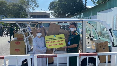 Sư cô Thích nữ Huệ Đức trao quà hỗ trợ y bác sĩ Bệnh viện Quân y 175 hỗ trợ tuyến đầu chống Covid-19- Ảnh: QÂTV