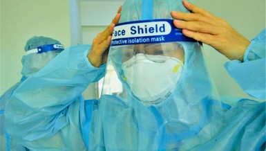 Sư cô Thích nữ Nhuận Bình phụng sự tại Bệnh viện Dã chiến thu dung số 12 - TP.Thủ Đức (TP.HCM)