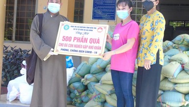 Đại đức Thích Trí Thuận trao 500 phần quà đến bà con trong khu cách ly