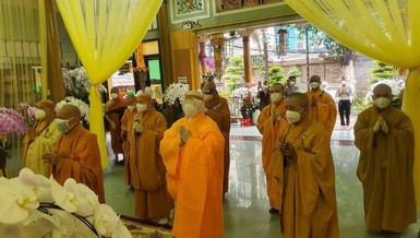 Chư tôn đức niêm hương tưởng niệm cố Hoà thượng Thích Từ Giang