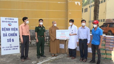 Chư tôn đức trao trang thiết bị y tế đến Bệnh viện Dã chiến số 6