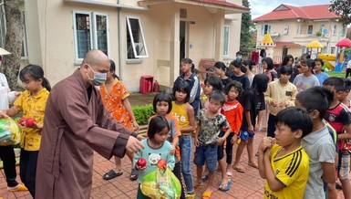 Chùa Hồng Đức, Minh Thành tặng quà trung thu đến các em thiếu nhi