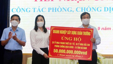 Cư sĩ Phật tử Nguyễn Văn Trường trao bảng ủng hộ 50 tỷ đồng cho công tác phòng chống dịch Covid-19