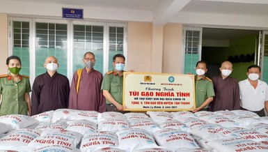 Ban Trị sự Phật giáo tỉnh, chùa Ân Thọ và Công an tỉnh đã trao 5 tấn gạo "Túi gạo nghĩa tình" đến huyện Tân Thạnh