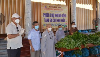 Ni trưởng Thích nữ Diệu Tâm, trú trì chùa Phổ Hiền đã tổ chức phiên chợ 0 đồng hỗ trợ người nghèo