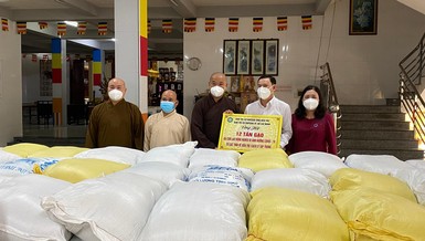 Ban Trị sự Phật giáo tỉnh Bến Tre gởi tặng 12 tấn gạo đến bà con khó khăn đang cách ly phòng Covid-19