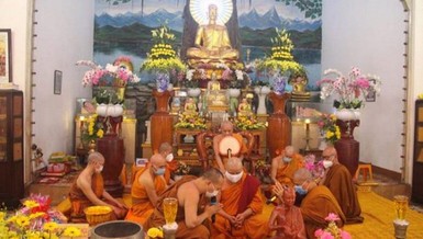 Chư tôn đức cử hành tuyên ngôn Tăng sự và thọ y