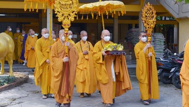 Cung thỉnh chư tôn giáo phẩm đến chánh điện tổ đình Vĩnh Nghiêm