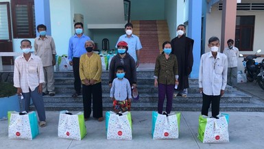 Đại đức Thích Minh Lộc cùng với chính quyền địa phương trao quà đến người dân