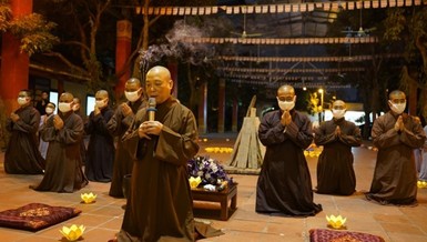 Hòa thượng Thích Bảo Nghiêm niêm hương Tam bảo