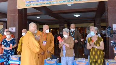 Trưởng lão Hòa thượng Thích Trí Quảng trao quà Tết và thăm hỏi bà con, tại Việt Nam Quốc Tự
