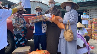 Đại đức Thích Giác Thọ trao quà đến những gia đình khó khăn