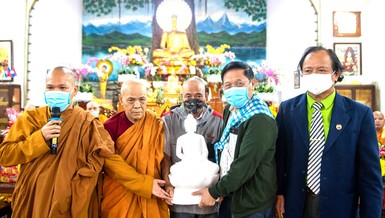 Đại đức Thích Pháp Hiếu trao tặng tôn tượng Đức Phật Thích Ca Mâu Ni đến đoàn Tổng Lãnh sự