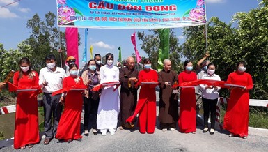 Hòa thượng Thích Như Niệm cắt băng khánh thành cầu nông thôn tại tỉnh Đồng Tháp