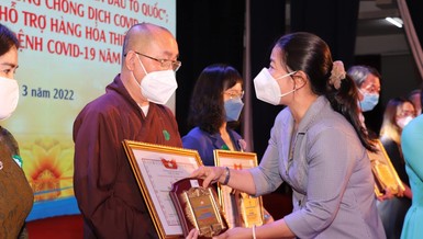 Thượng tọa Thích Đạt Đức, Trưởng ban Trị sự GHPGVN quận Tân Bình nhận Bằng khen tại hội nghị của Ủy ban MTTQVN TP.HCM - Ảnh: MTTP