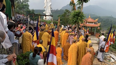 Trang nghiêm chú nguyện rót đồng đúc Đại hồng chung chùa Đại Xuân