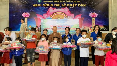 Chùa Liên Hoa cùng các nhóm thiện nguyện trao quà khuyến học cho học sinh 4 trường ở vùng cao Đắk Nông