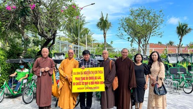 Chư tôn đức Ban Trị sự tỉnh Bến Tre tiếp nhận số quà tặng từ một gia đình