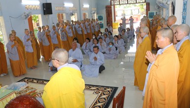  Ban Từ thiện thiền viện Vạn Hạnh đến các tu viện, đạo tràng đảnh lễ và cúng dường