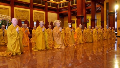 Chư Tăng TP.HCM thực hiện bố-tát tại chánh điện Việt Nam Quốc Tự