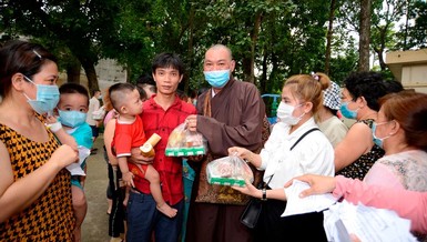 Đại đức Thích Bửu Thành và Phật tử chùa Bửu Châu trao tặng quà đến bệnh nhân khó khăn
