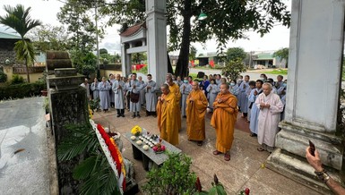Niêm hương tưởng niệm anh linh các anh hùng liệt sĩ tại Đền Tưởng niệm Liệt sĩ thôn 8