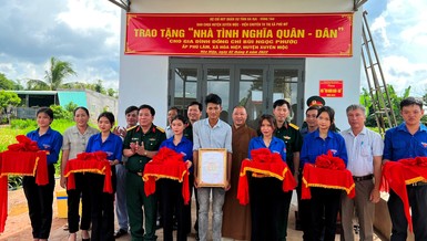 Cắt băng khánh thành, bàn giao nhà đến gia đình anh Bùi Ngọc Phước, xã Hòa Hiệp