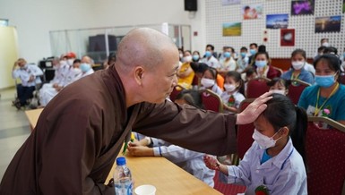 Động viên các cháu bệnh nhân vui vẻ, lạc quan vượt qua bệnh tật