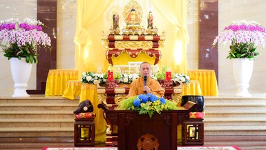 Thượng tọa Thích Trí Chơn đăng tòa thuyết pháp tại pháp hội Việt Nam Quốc Tự