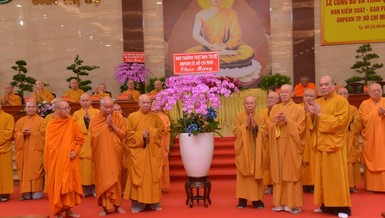 Chư tôn đức Ban Thường trực Ban Trị sự tặng hoa chúc mừng Ban Kiểm soát, Pháp chế, Kinh tế - Tài chính 