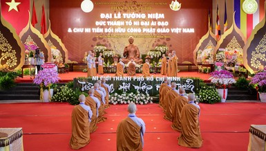 Chư Ni thực hiện nghi thức dâng lục phẩm cúng dường