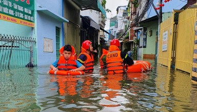 Lực lượng công an đi từng nhà để hỏi thăm, hỗ trợ thực phẩm trong ngày 15-10 - Ảnh: Tiên Sa