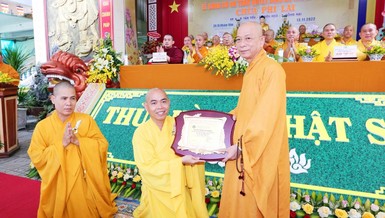 Thượng tọa Thích Huệ Khai trao quyết định bổ nhiệm trụ trì đến Đại đức chùa Phi Lai